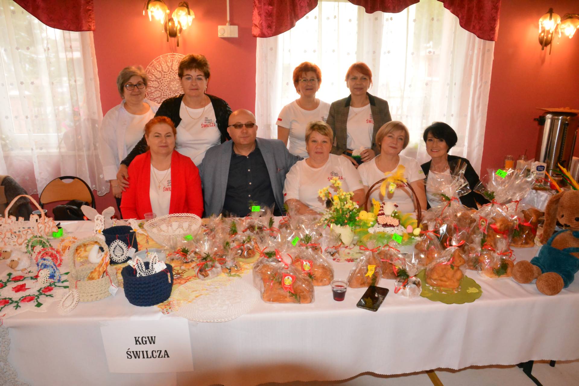 Wójt Gminy Świlcza - Adam Dziedzic, wraz Paniami z KGW Świlcza