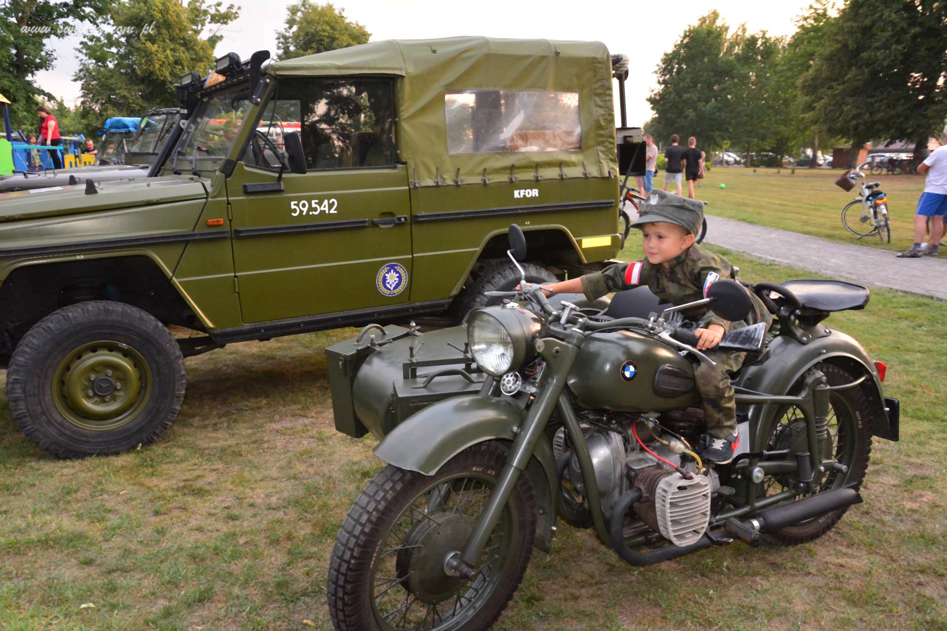 Wystawa pojazdów wojskowych z II wojny światowej