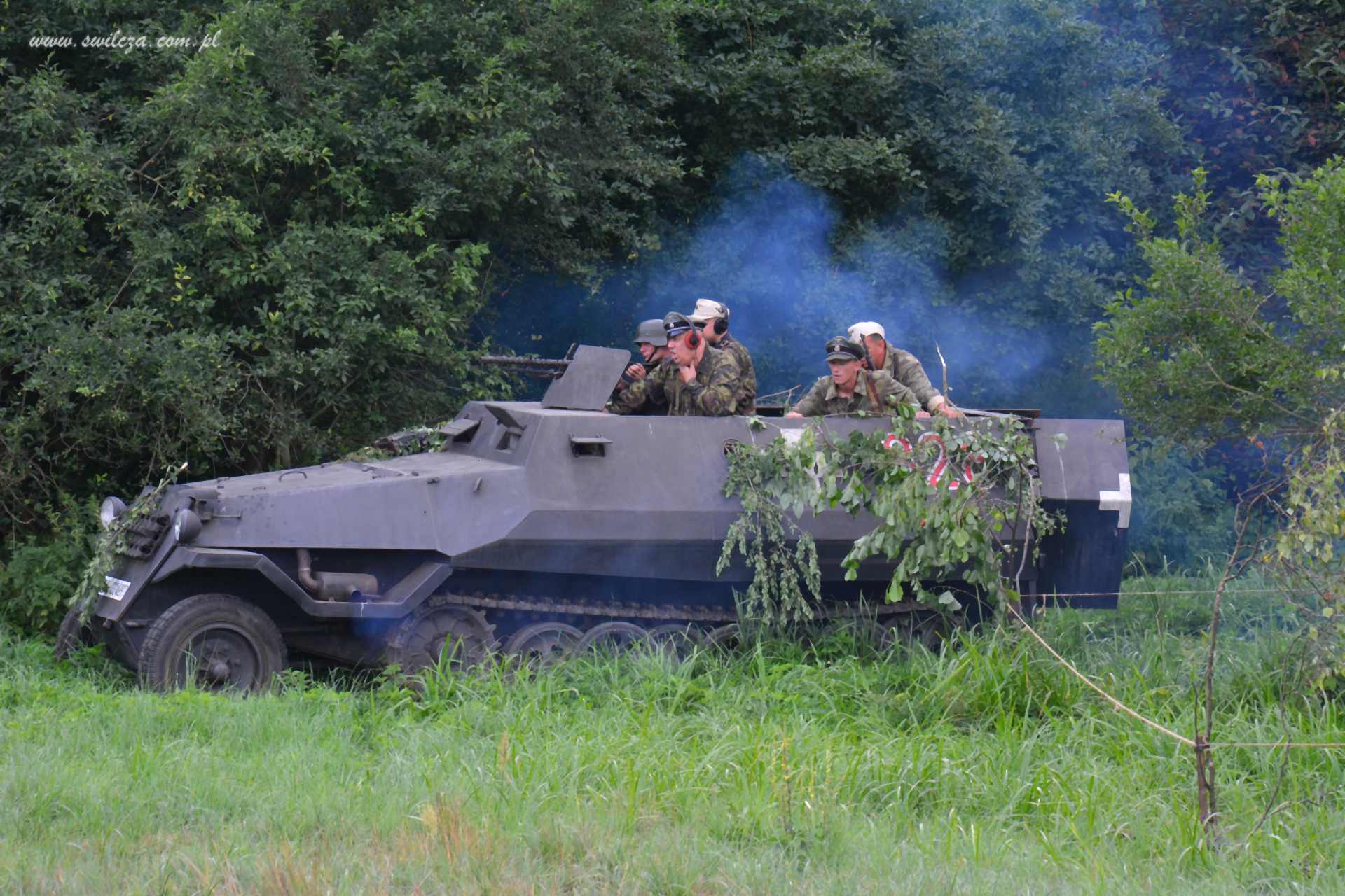 Rekonstrukcja zbrojnej bitwy partyzantów AK i żołnierzy sowieckich z hitlerowcami
