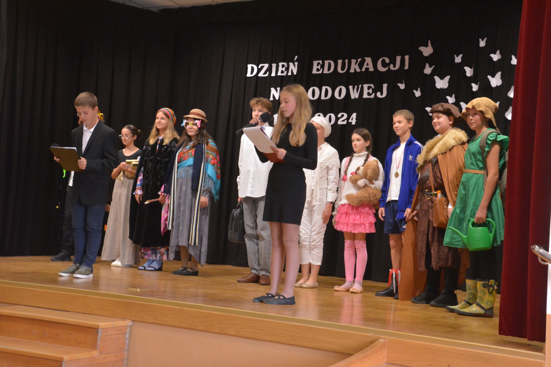 Przedstawienie uczniów z okazji Dnia Edukacji Narodowej