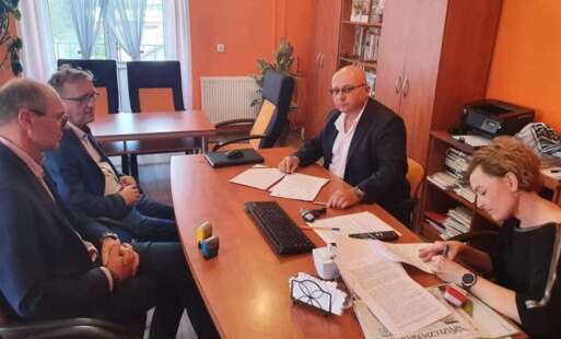 Przedstawiciele firmy e-serwice i Wójt gminy Świlcza Adam Dziedzic podpisują umowę