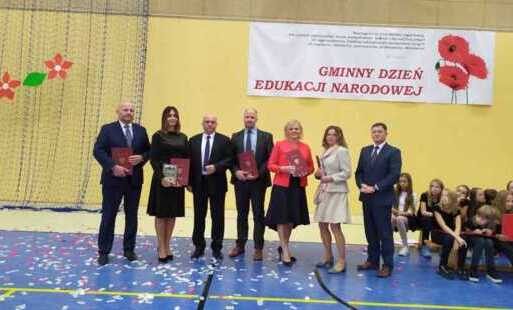 Nauczyciele z wójtem Adamem Dziedzicem