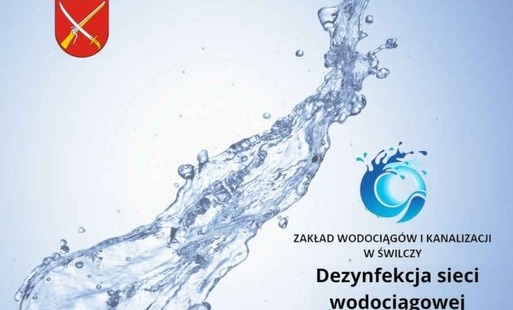 Krople wody z napisem o okresowej deynfekcji sieci wodociągowej