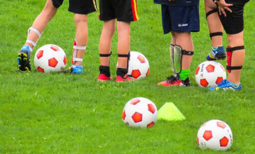 Murawa sportowa, piłki, nogi piłkarzy