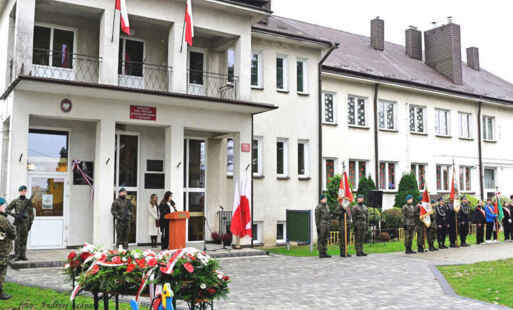 Zgromadzenie przy Szkole Podstawowej Nr 1 w Bratkowicach podczas uroczystości