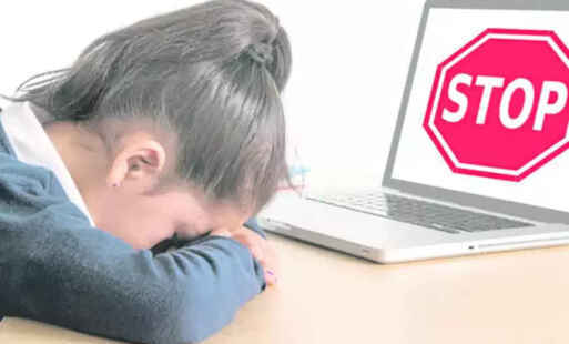 Dziewczynka prze laptopem - napis STOP