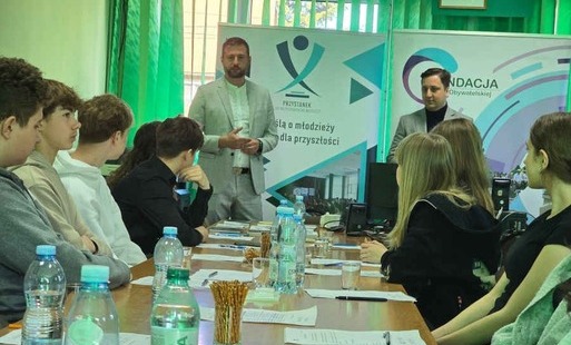 Wójt podczas spotkania z młodzieżą