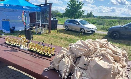 Nagrady dla zwycięzców zawodów wędkarskich, namiot organizacyjny