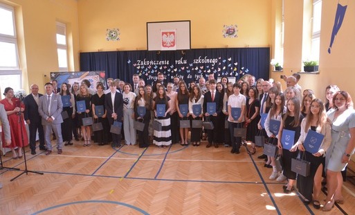 Zdjęcie grupowe uczestników zakończenia