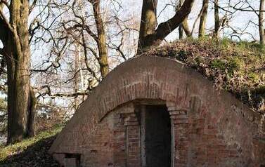 wyr&oacute;żnienie_Gustaw_Juszczyk_Pozostalosci_fortyfikacji_bastionowych_5_ZS_Nowa_Wieś