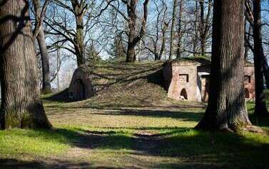 wyr&oacute;żnienie_Gustaw_Juszczyk_Pozostalosci_fortyfikacji_bastionowych_2_ZS_Nowa_Wieś