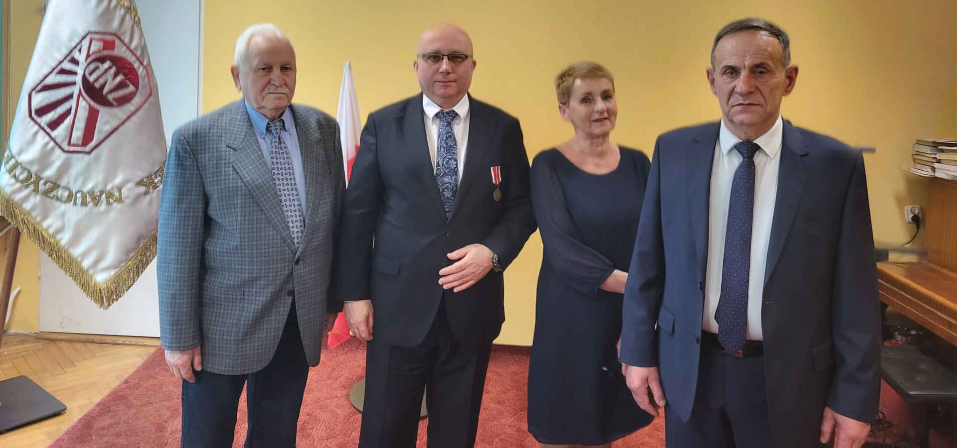 Wójt Gminy Świlcza podczas odbierania medalu