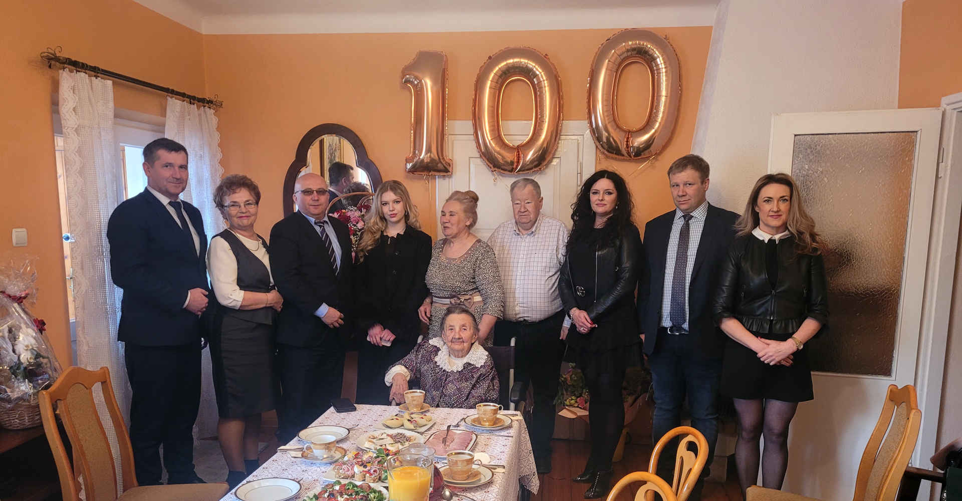 Zdjęcie grupowe z jubilatką 