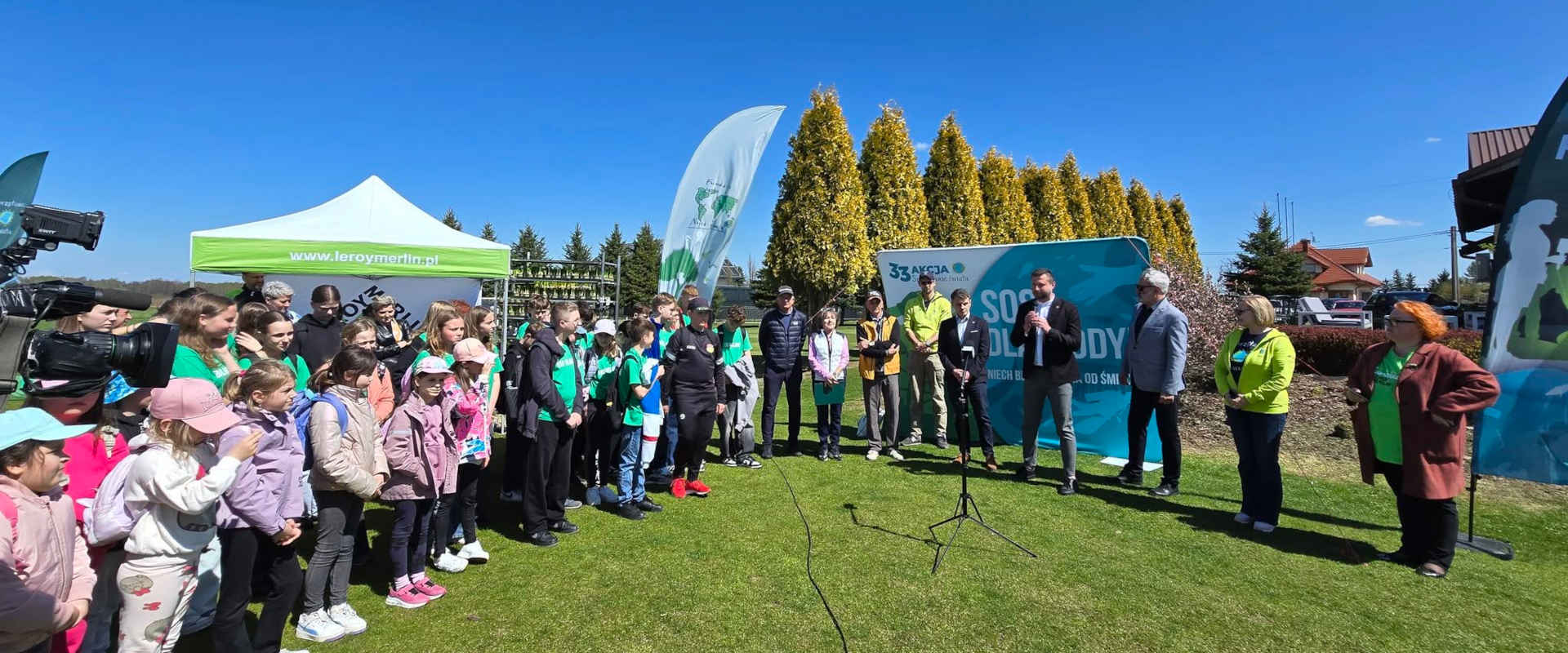 Uczestnicy spotkania na&nbsp;polu golfowym