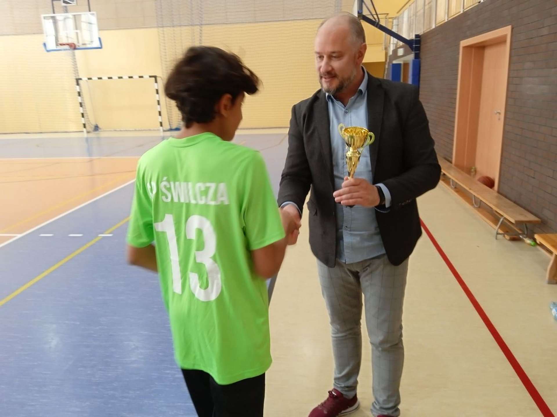 Dyrektor Szkoły Podstawowej w Świlczy wręcza puchar