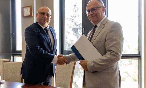 Wójt Gminy Świlcza Adam Dziedzic wraz z Rektorem Uniwersytetu Rzeszowskiego prof. dr hab. Sylwestrem Czopkiem