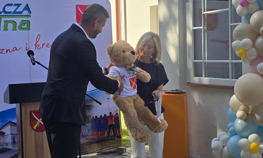 Wójt Gminy Świlcza wraz z Dyrektor Żłobka Gminnego w Świlczy z misiami