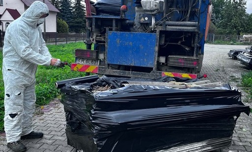 Pracownik firmy utylizacyjnej azbest