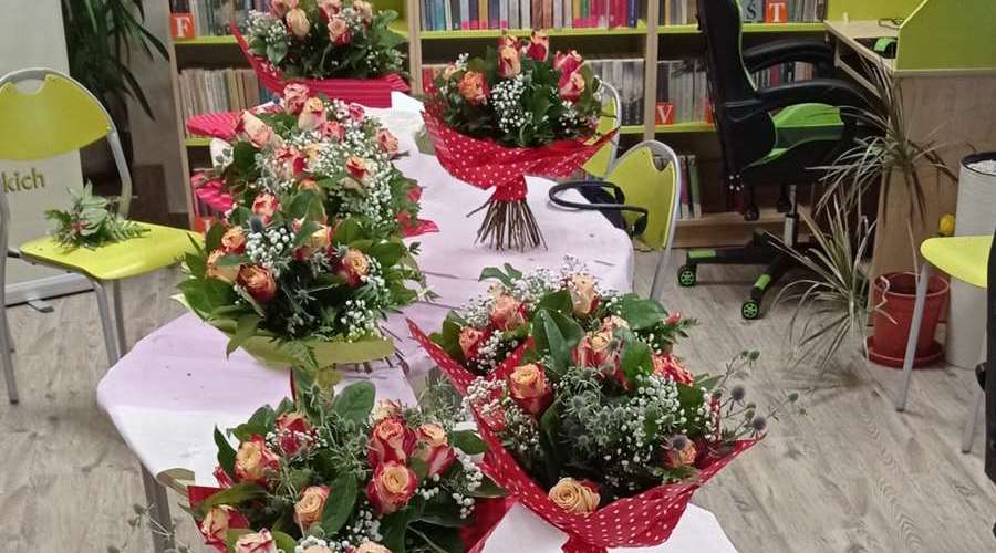 Bukiety kwiatów wykonane przez uczestniczki kursu