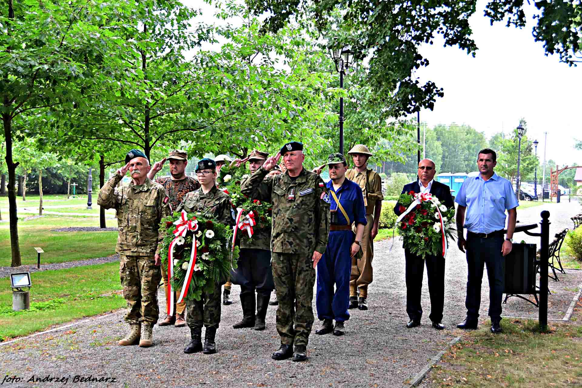 Złożenie kwiatów przed obeliskiem ku czci bohaterskich żołnierzy AK
