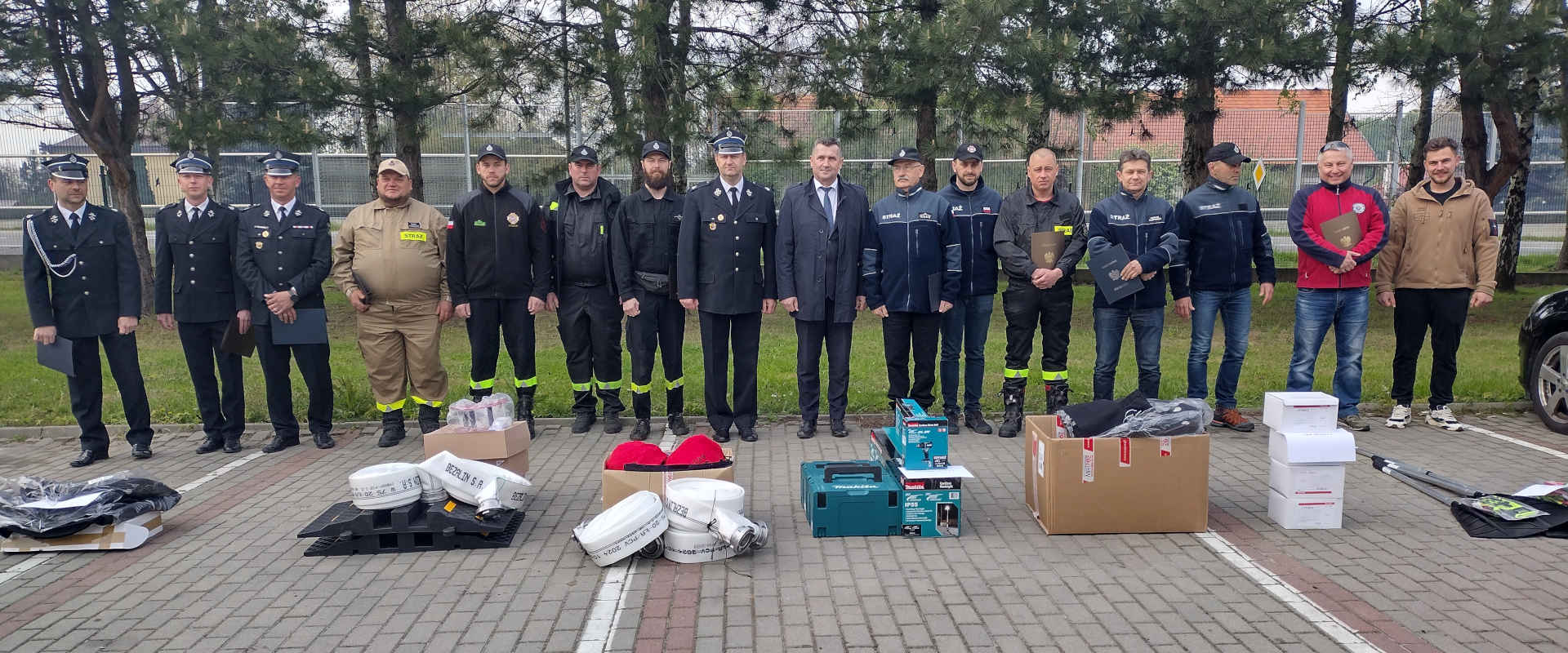 Strażacy z OSP z terenu gminy Świlcza z otrzymanym sprzętem