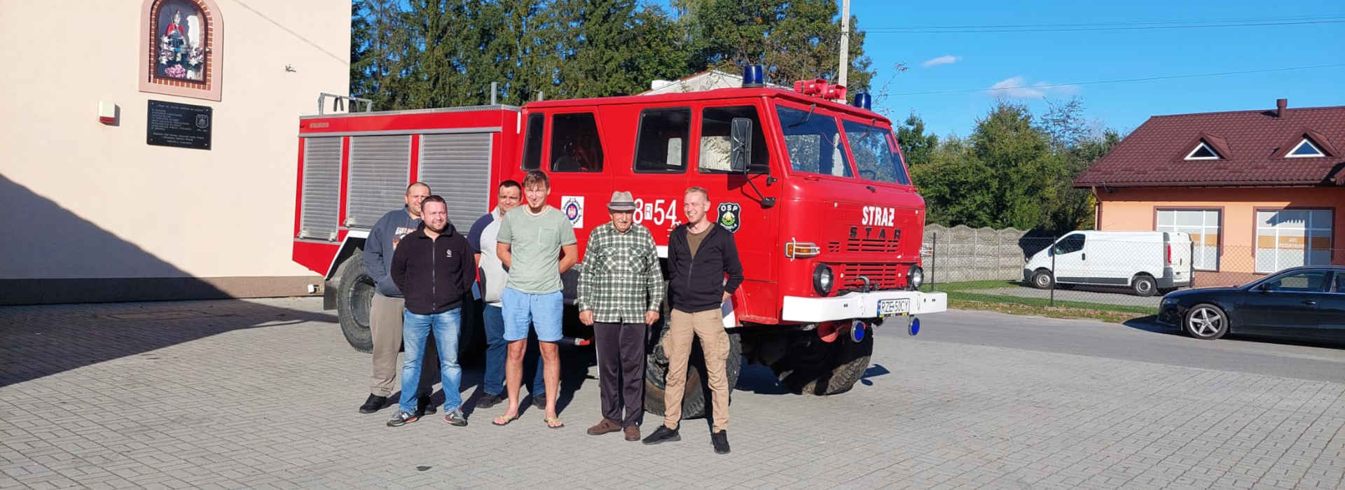 Przedstawiciele straży pożarnej w Mrowli na tle wysłużonego Stara