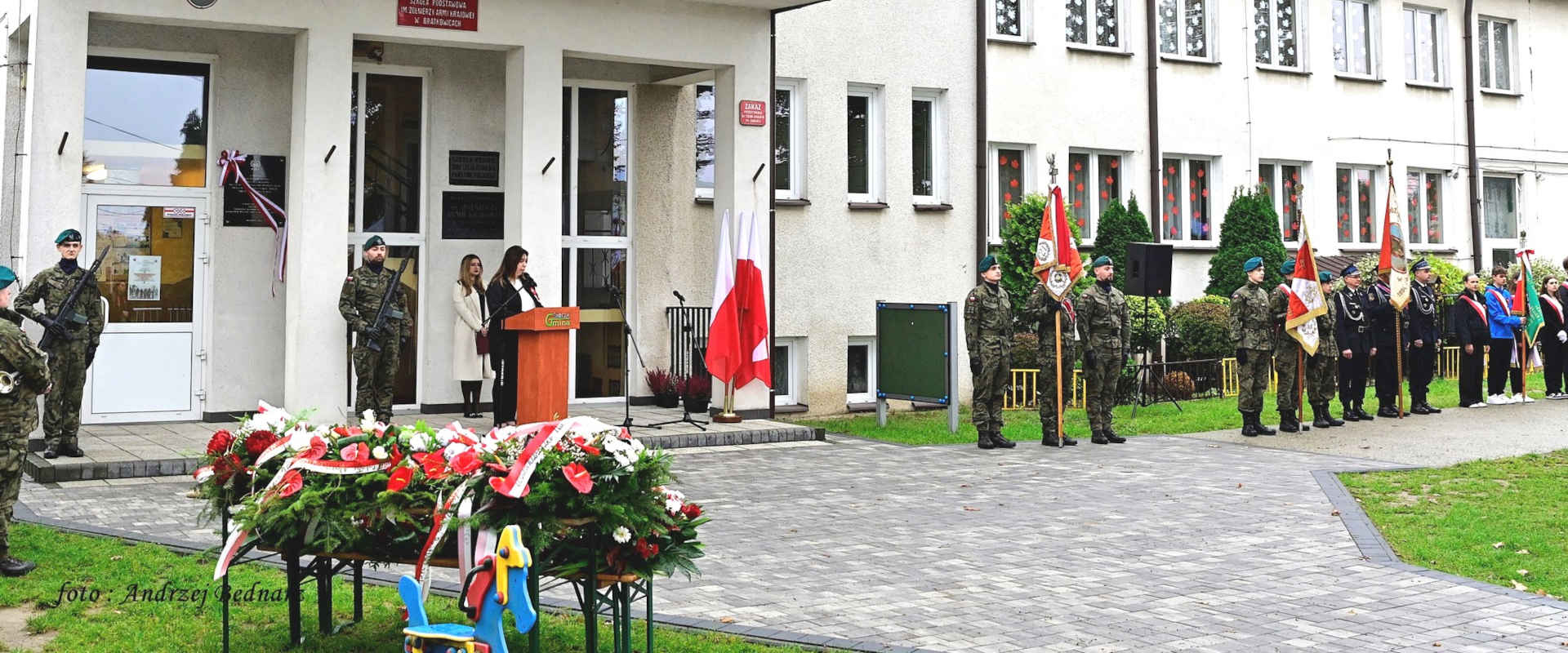 Zgromadzenie przy Szkole Podstawowej Nr 1 w Bratkowicach podczas uroczystości