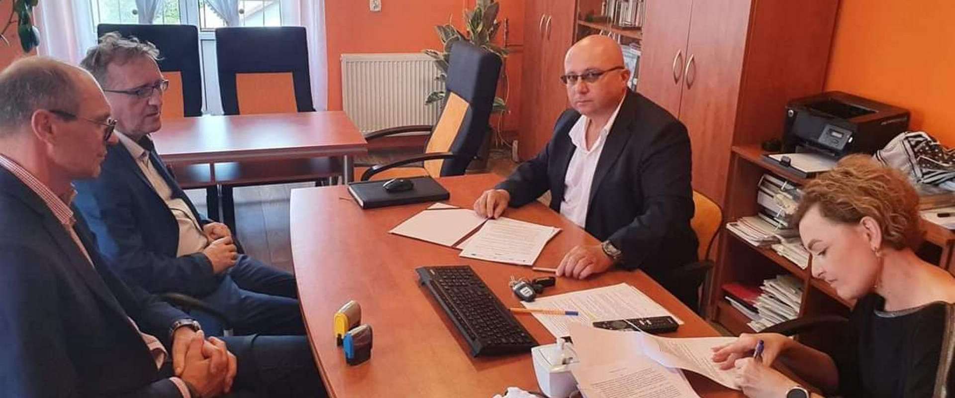 Przedstawiciele firmy e-serwice i Wójt gminy Świlcza Adam Dziedzic podpisują umowę