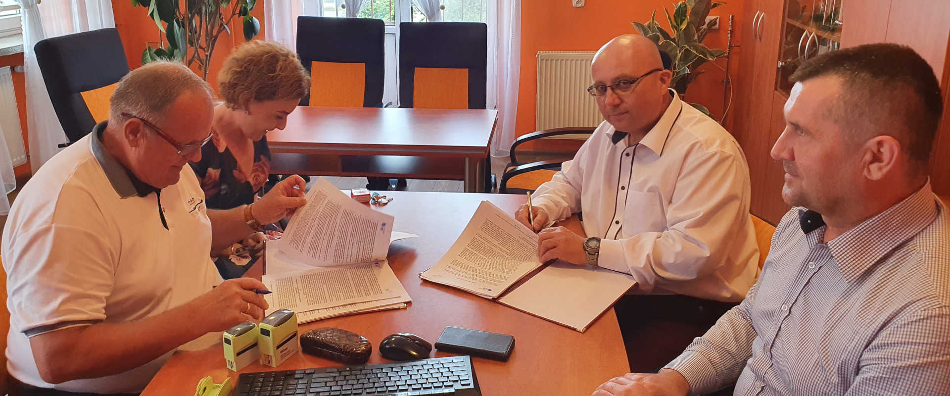 Przedstawiciele władz gminy Świlcza podpisują umowę